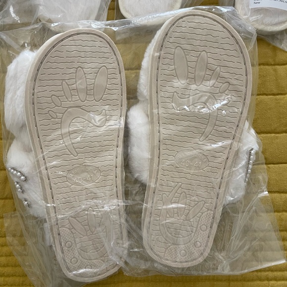 2 Pairs of Bridesmaids slippers Bride Tribe with faux fur and pearl accents - Picture 2 of 4